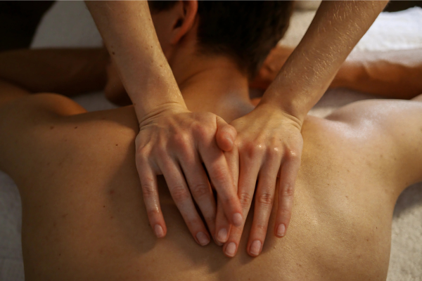 Il massaggio tantrico maschile non ha come obiettivo il raggiungimento dell'orgasmo ma si concentra sul benessere e l'intimità all'interno della coppia