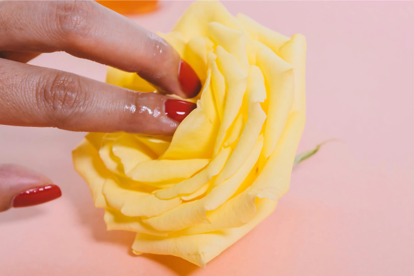 Mani femminili che stimolano delicatamente il clitoride, tecnica di autoerotismo per aumentare il piacere sessuale femminile
