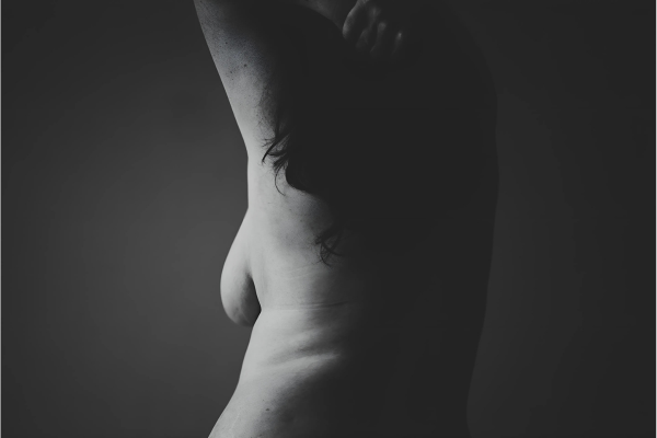 Schiena nuda di una donna, zona erogena femminile che favorisce il rilassamento e l’eccitazione