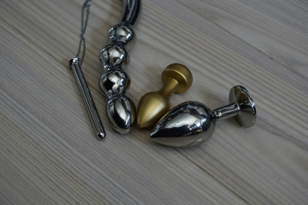 Butt plug in acciaio per principianti: come prepararsi al sesso anale in sicurezza