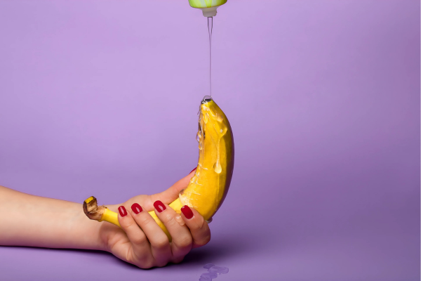 Lubrificante anale: rappresentazione artistica di buon gusto sopra una banana
