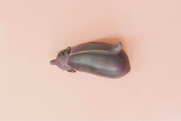 Immagine di una piccola melanzana, metafora visiva per le migliori posizioni per pene piccolo senza preoccuparsi troppo delle dimensioni!
