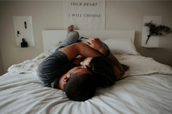 Sguardi d’amore tra partner: la posizione del cucchiaio favorisce l’intimità