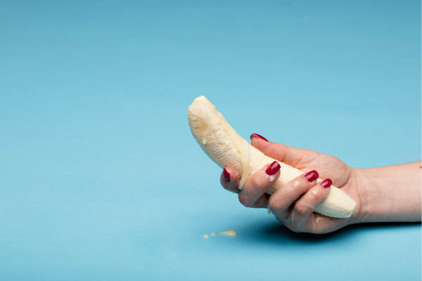 Una banana con "topping" alla crema: come migliorare il sapore dello sperma in modo naturale