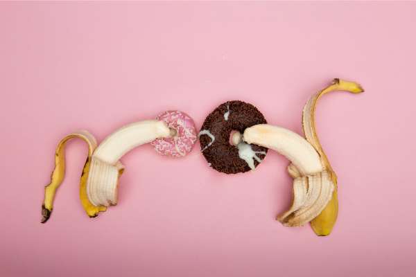 Banana sbucciata con crema: rappresentazione simbolica per esplorare cosa contiene lo sperma