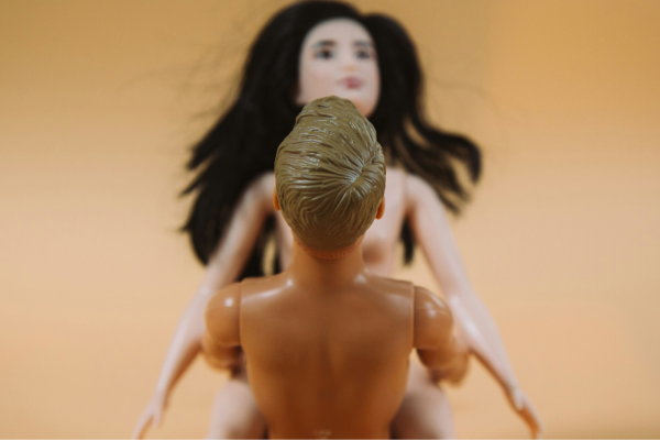 Bambola Barbie e Ken che imitano una variante eccitante della posizione del missionario in modo giocoso