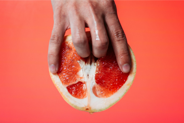 Pomelo maturo aperto che richiama la forma del clitoride femminile