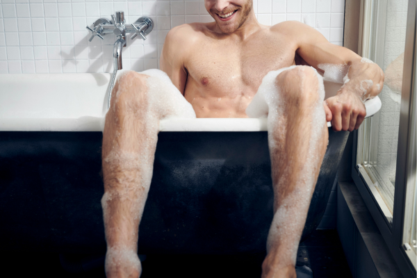 Uomo che sperimenta l’orgasmo multiplo grazie al controllo dell’eiaculazione