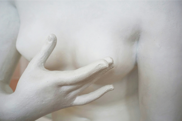 Illustrazione ispirata alla Napoli antica, statua di donna in topless che accenna a coprirsi i seni