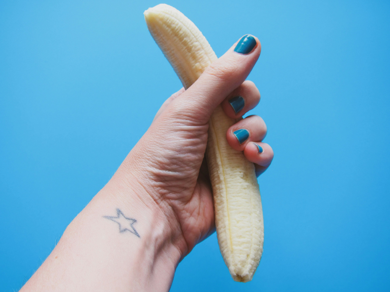 Donna che tiene in mano una banana: guida su come fare una sega perfetta per stupire un uomo