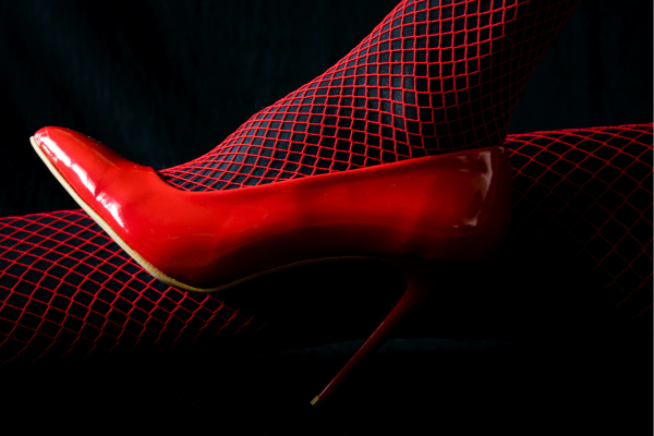 Perché agli uomini piacciono tanto i piedi femminili? Il ruolo dei tacchi alti e calze sexy nella seduzione Perché i piedi femminili attraggono così tanto gli uomini, soprattutto ben curati come in questa foto, con tacchi alti e calze sexy?