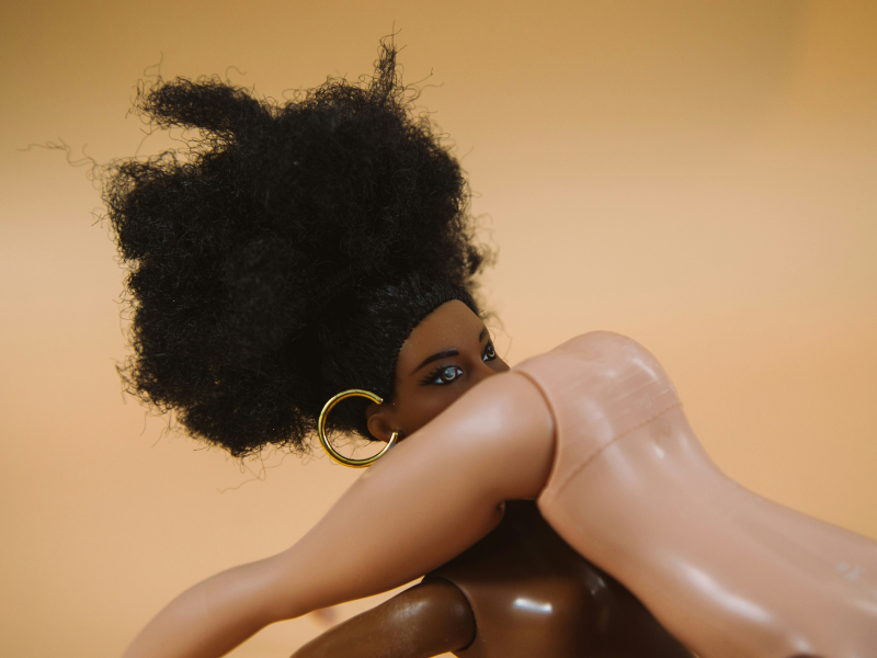 Posizione 69, come si fa? Due bambole Barbie lo mostrano in modo ironico